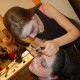 Die jungen Frauen lernen professionell zu schminken