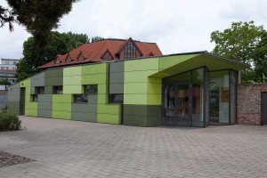 Hof Café der Jugendhilfe Köln e.V. in Köln Ehrenfeld wieder offen.